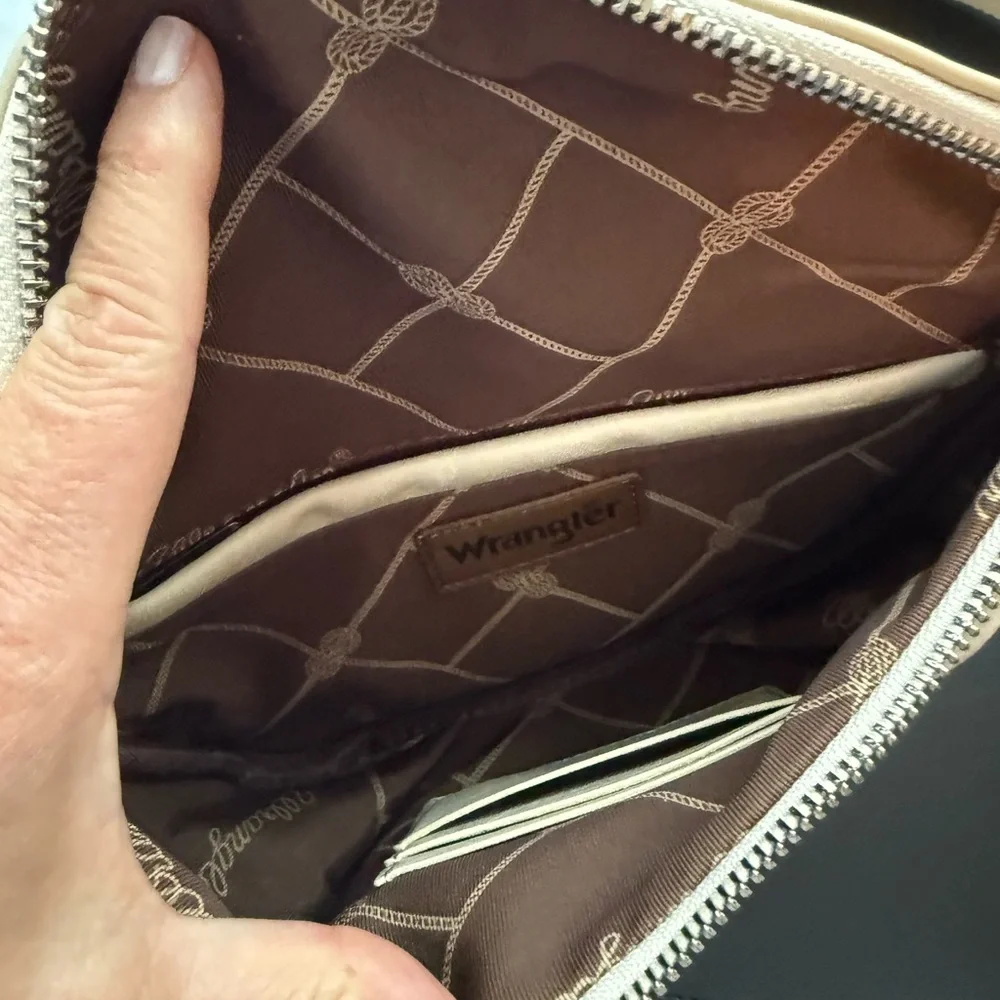 Wrangler Cream Crossbody Bag with Minimalist Design - Picture 7 of 8